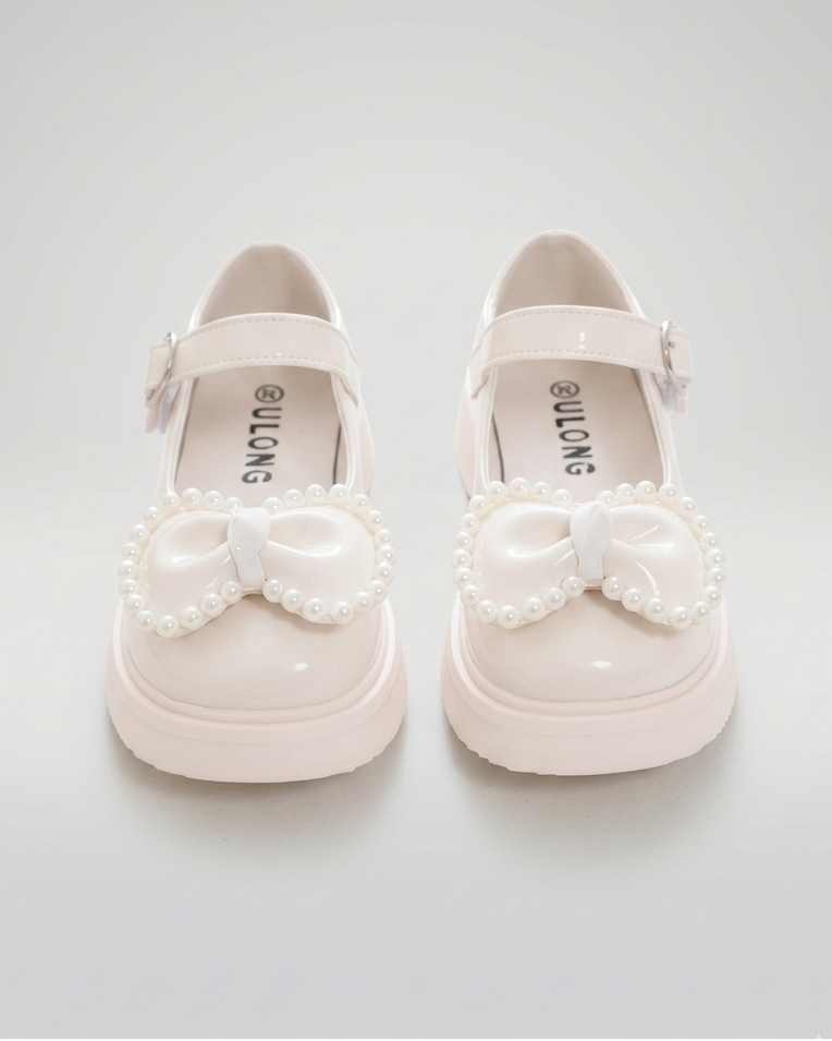 Zapato para niña con diseño de moño adornado con perlas en España