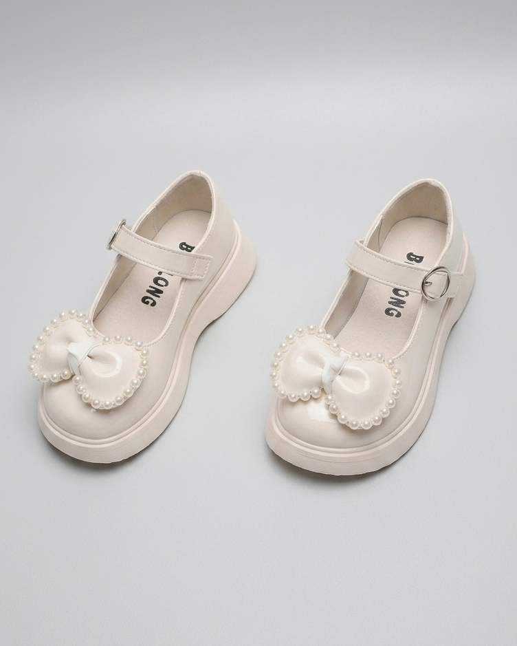 Zapato para niña con diseño de moño adornado con perlas en España