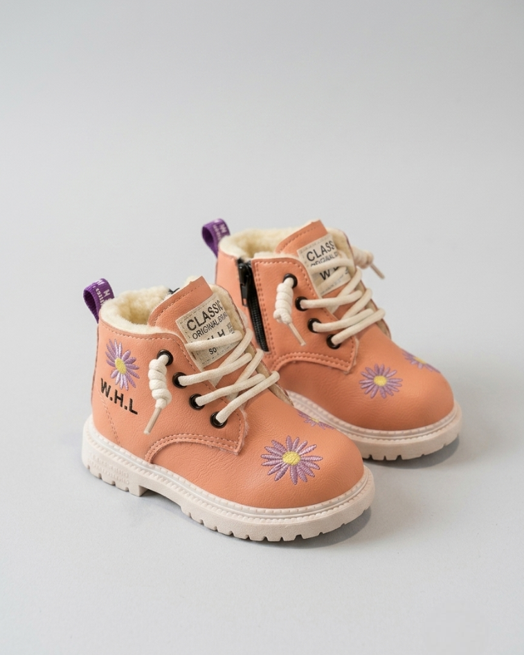 Bota de invierno con diseño moderno y atractivo bordado floral en España