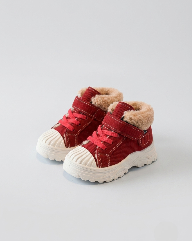 Zapatos cálidos forrados de piel con un diseño moderno. en España