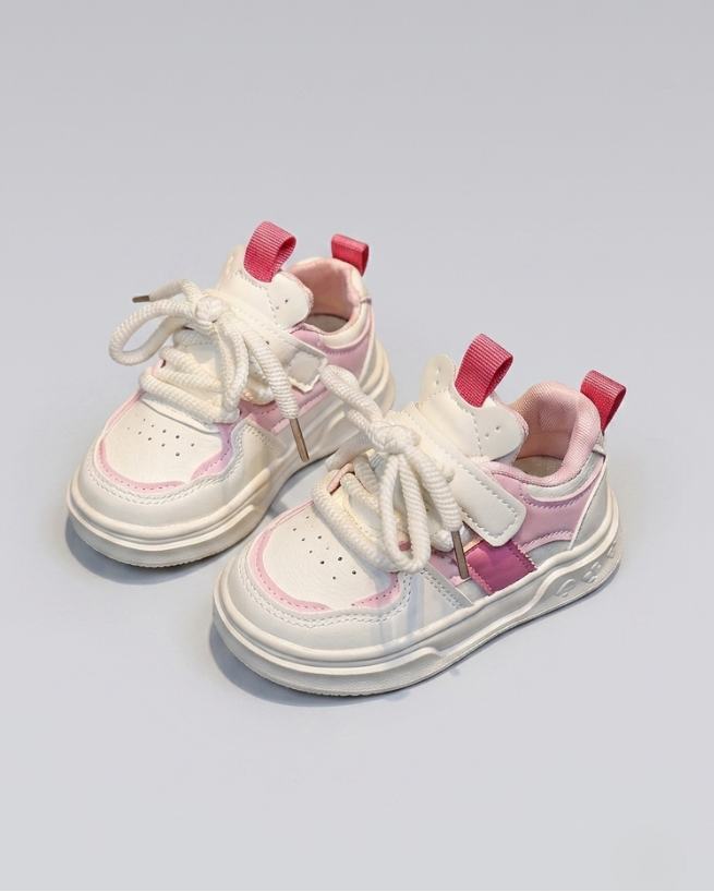 Zapato deportivo con combinación de colores rosa y blanco, de diseño moderno para niñas en España
