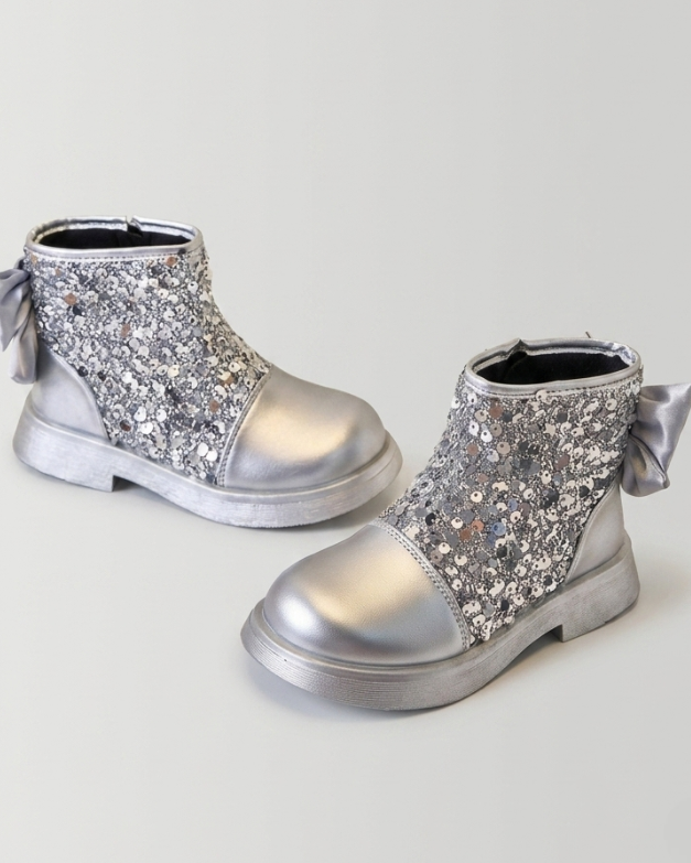 Zapato para niña con diseño brillante y atractivo en España