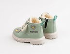 Bota de invierno con diseño moderno y atractivo bordado floral en España