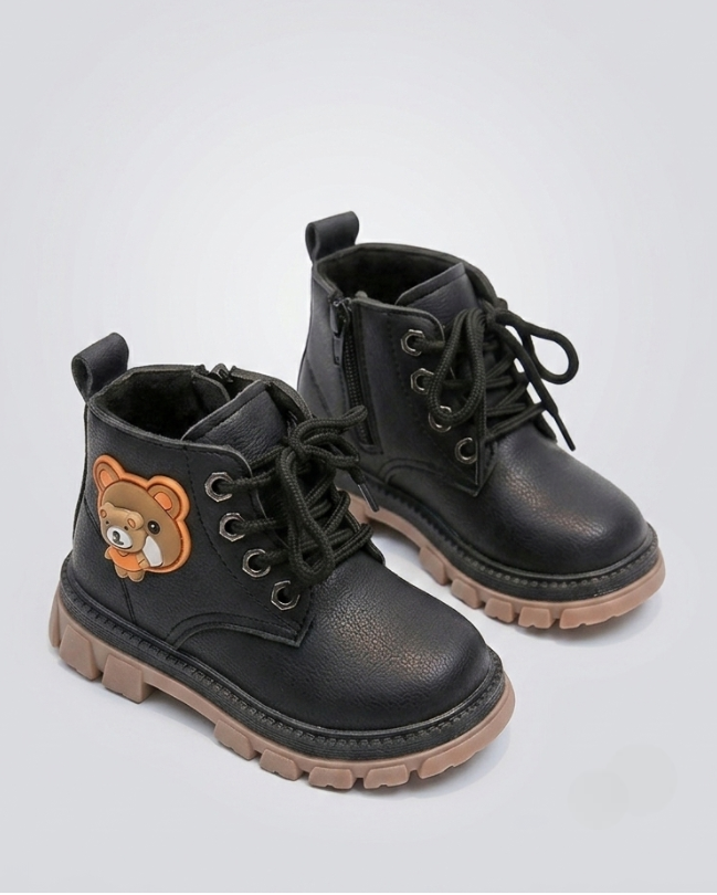 Bota de invierno de diseño moderno con dibujo lateral de osito en España
