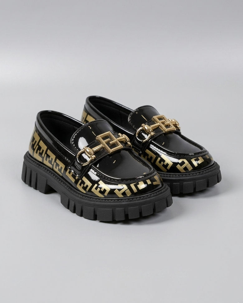 Zapato tipo loafer con diseño moderno y detalle dorado elegante en España