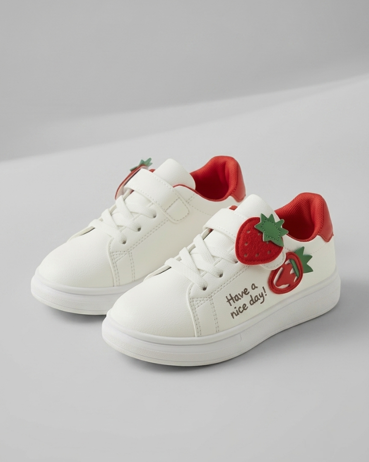 Zapato con diseño de fresa para niños en España