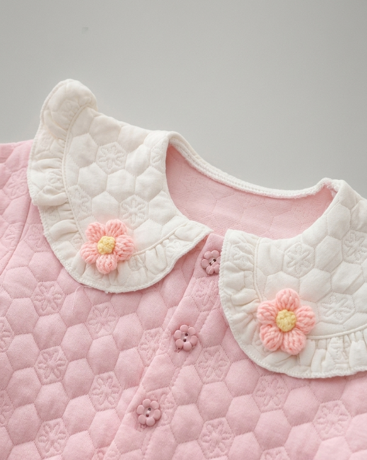 Conjunto niña 3 piezas rosa: suéter, camiseta arcoíris y pantalón vaquero con flores crochet en España