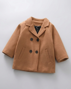 Abrigo de invierno infantil clásico elegante para niño y niña vista frontal