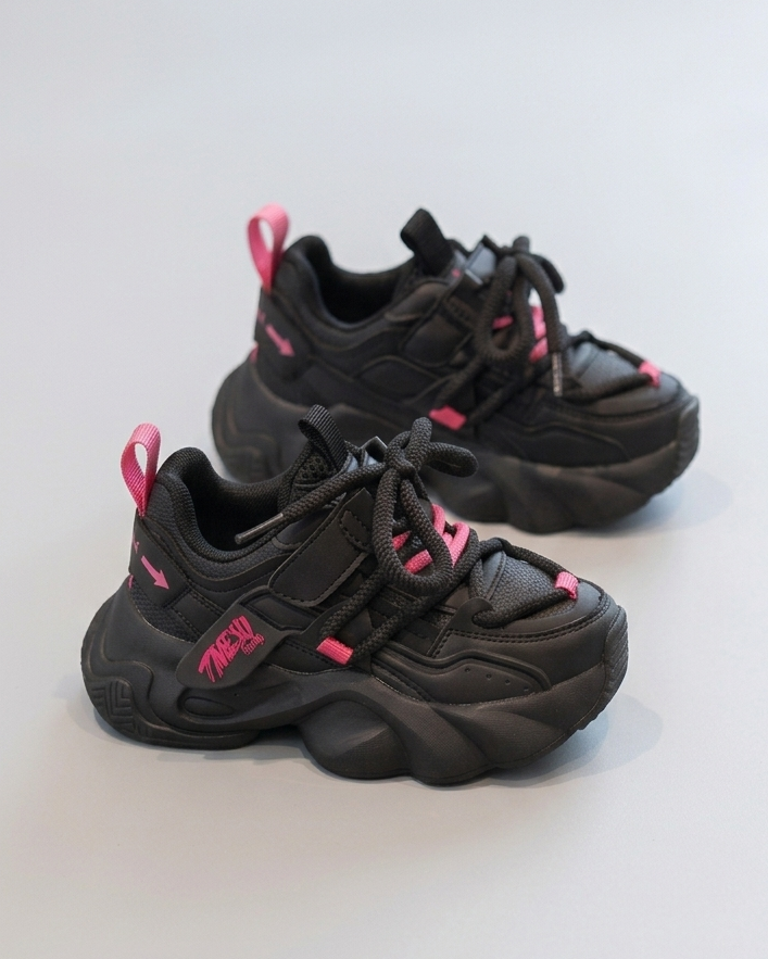 Zapatillas deportivas negras con detalles rosas, modernas para niñas en España
