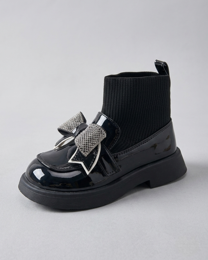 Zapato de niña de lujo con diseño elegante, decorado con un lazo adornado con cristales en España