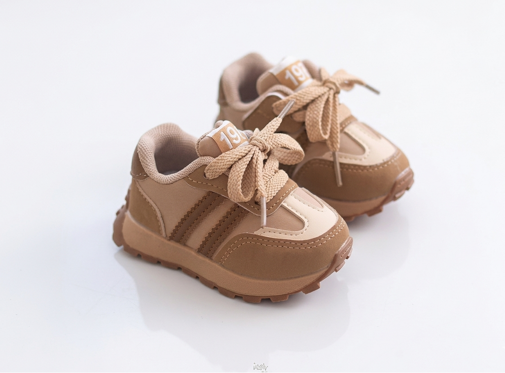 Zapato con diseño deportivo moderno para niños en España