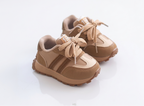Zapato con diseño deportivo moderno para niños en España