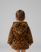 Abrigo niña invierno de pelo sintético con estampado de leopardo y capucha con orejitas en España