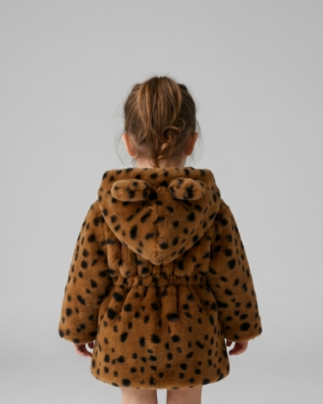 Abrigo niña invierno de pelo sintético con estampado de leopardo y capucha con orejitas en España
