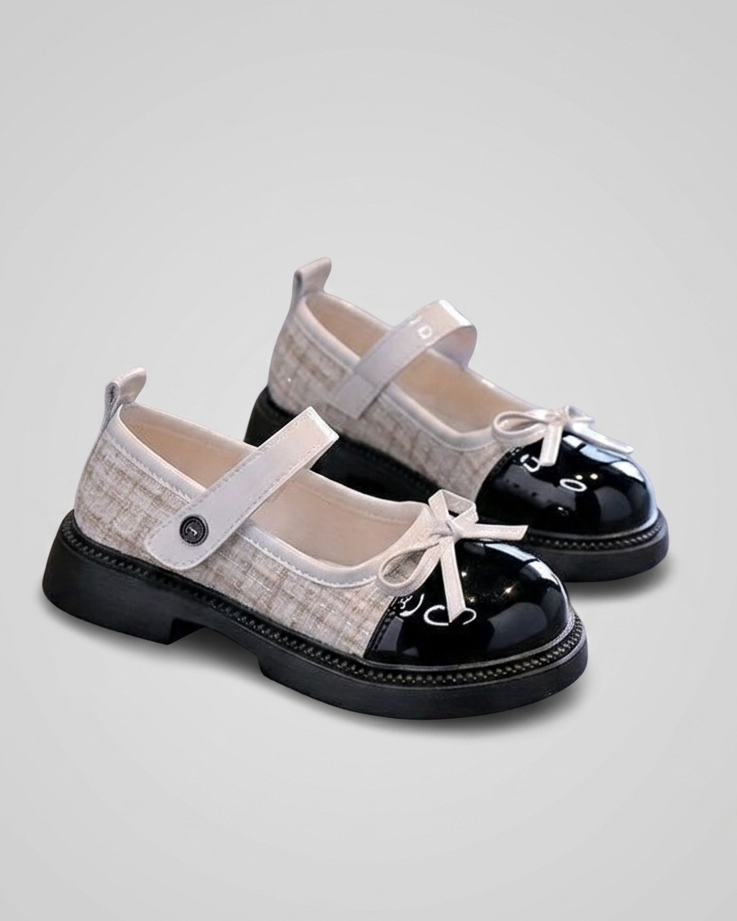 Zapato para niña con diseño brillante y lazada elegante en España