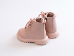 Bota de invierno cálida y rosa, ideal para el invierno en España