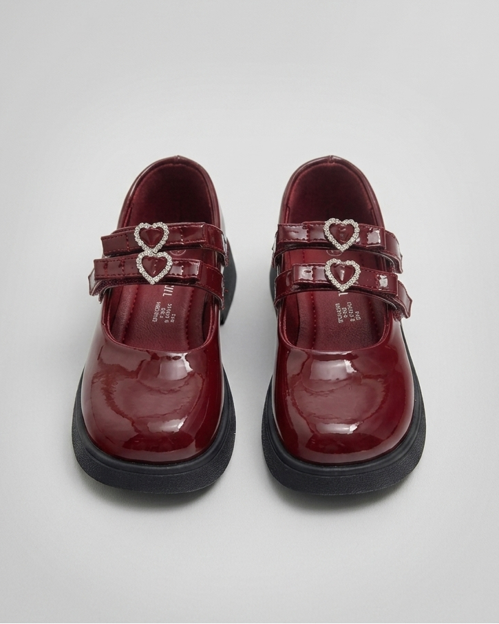 Zapato clásico elegante con diseño brillante en España