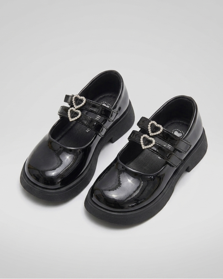Zapato clásico elegante con diseño brillante en España