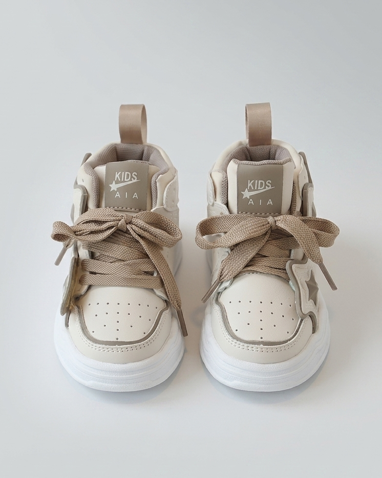 Zapatillas deportivas para niños con diseño moderno en España