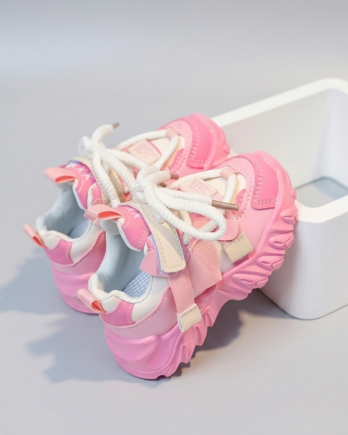 Zapato rosa con diseño deportivo moderno para niñas en España