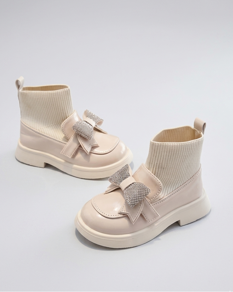 Zapato de niña de lujo con diseño elegante, decorado con un lazo adornado con cristales en España