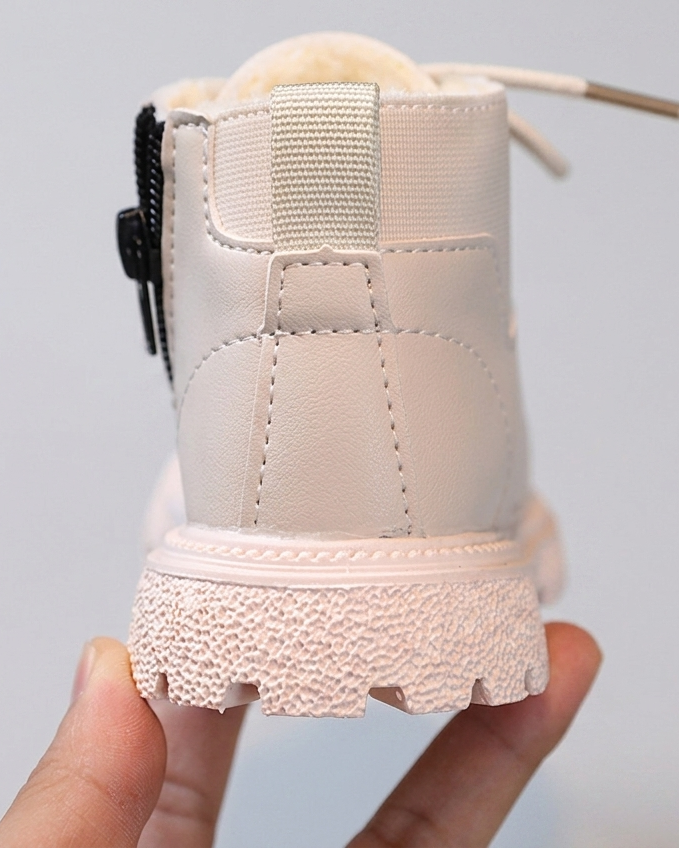 Botas de invierno con diseño práctico y resistente al frío en España