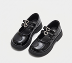 Zapato clásico elegante con diseño brillante en España