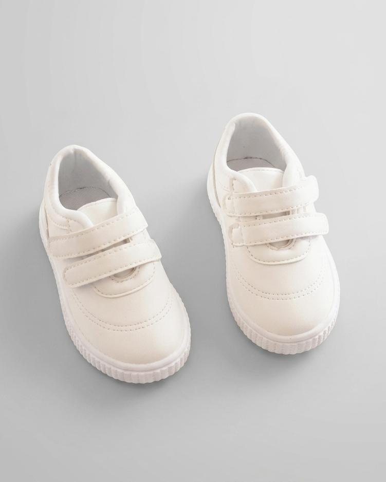 Zapato blanco de diseño moderno y ligero en España