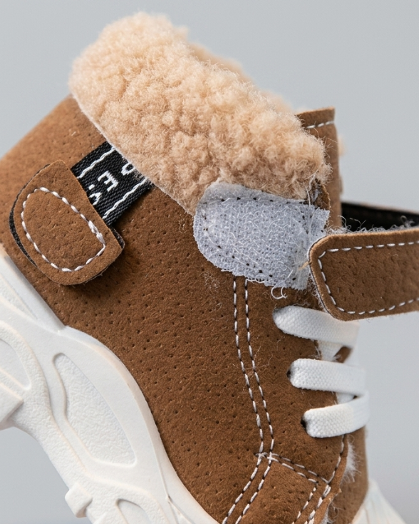 Zapatos cálidos forrados de piel con un diseño moderno. en España