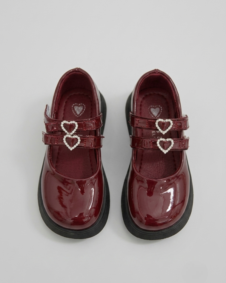 Zapato clásico elegante con diseño brillante en España