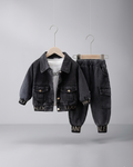 Conjunto infantil denim 3 piezas con chaqueta vaquera, camiseta interior y pantalón vaquero, ropa infantil niño en España.