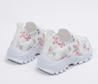 detalle estampado de mariposas en zapatillas deportivas para niñas