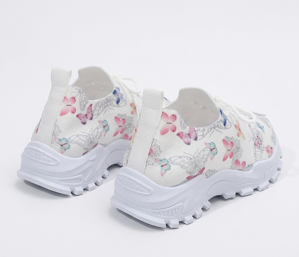 detalle estampado de mariposas en zapatillas deportivas para niñas