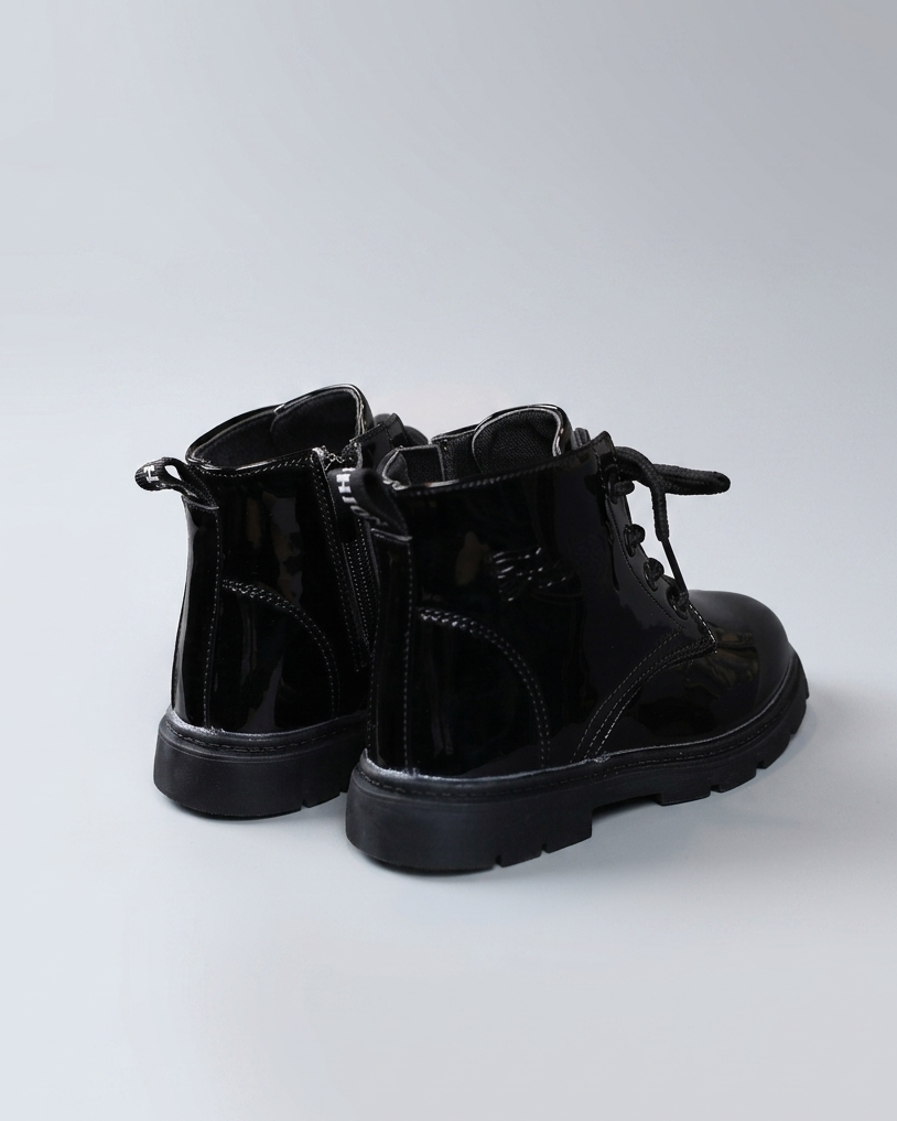 Botas de invierno con diseño de charol estilo moderno y un toque clásico y elegante. en España