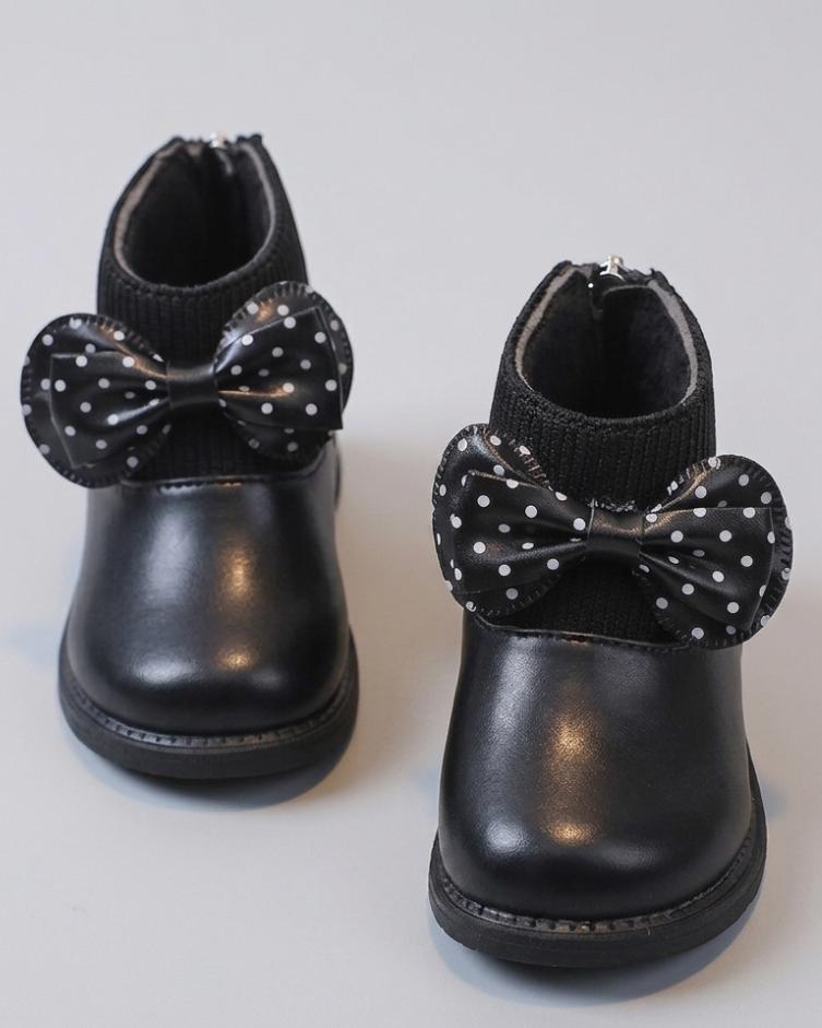 Zapato elegante para niñas con diseño moderno y lazo lateral con lunares en España