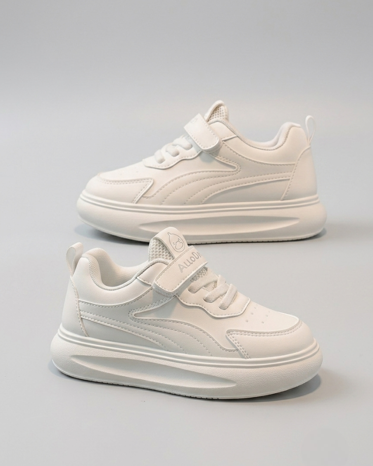 Zapatillas deportivas blancas con diseño moderno en España