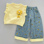 Conjunto niña elegante 3 piezas con suéter amarillo y pantalones de mezclilla con flores. Ropa infantil muy chic.