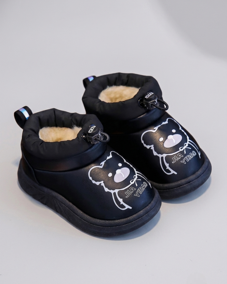 Zapato de invierno con diseño de oso en España