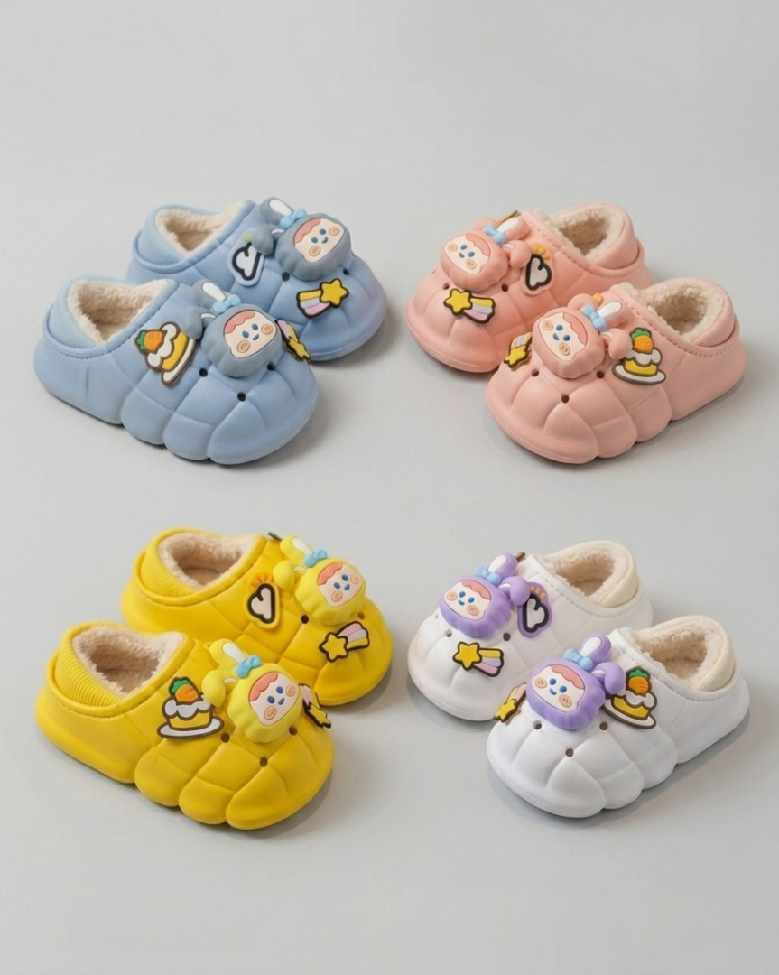 Pantuflas de invierno cálidas y acolchadas decoradas con muñecos animados para niños en España