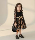 Vestido negro real acompañado de zapatos a juego y bolso