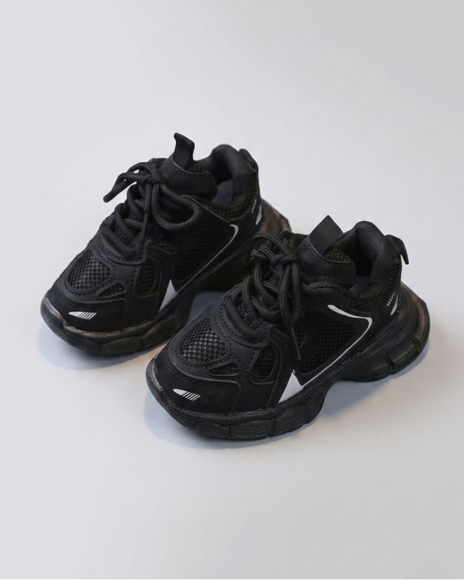 Zapatillas deportivas para niños con diseño moderno en España
