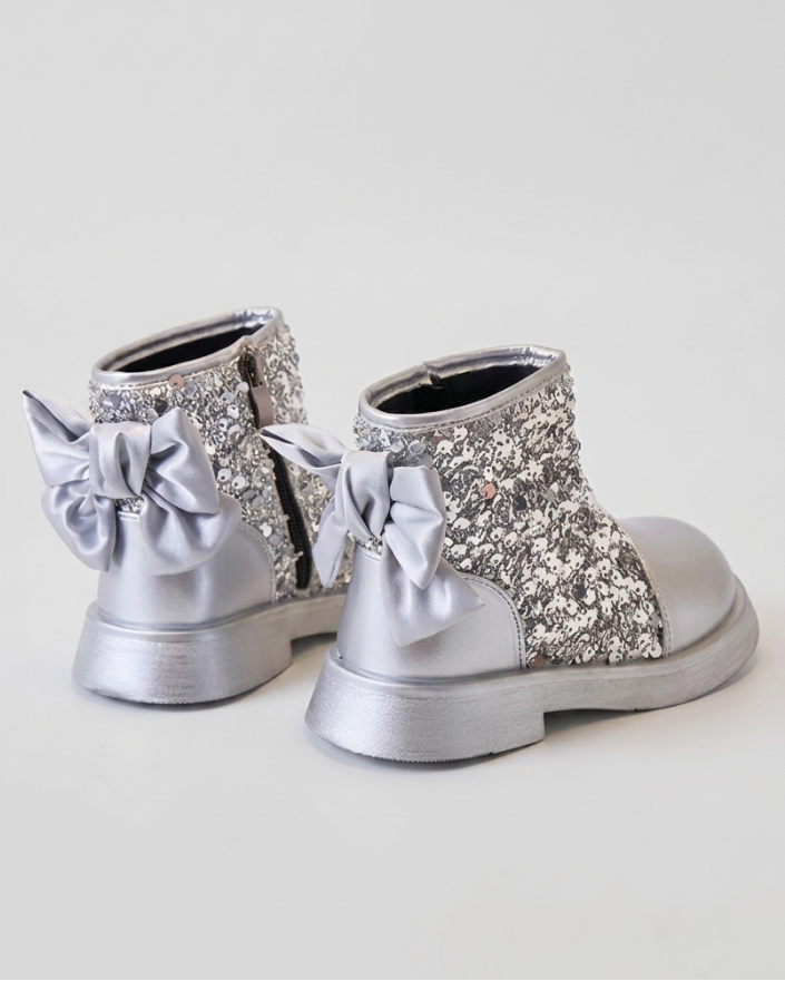 Zapato para niña con diseño brillante y atractivo en España