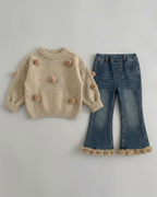 Conjunto niña invierno suéter de lana y jeans con estampado popcorn ,destacada para looks elegantes y sencillos  en España