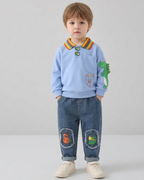 Conjunto niño verano camiseta dinosaurio y jeans con parches ideal para primavera vista frontal