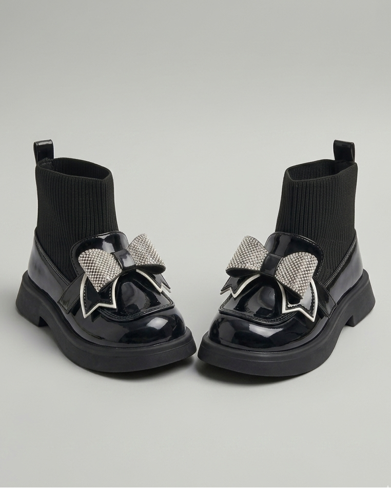 Zapato de niña de lujo con diseño elegante, decorado con un lazo adornado con cristales en España