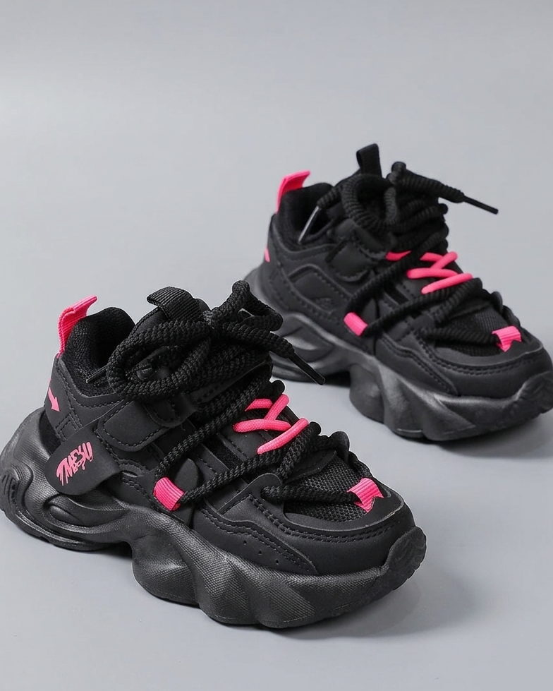 Zapatillas deportivas negras con detalles rosas, modernas para niñas en España