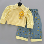 Conjunto niña elegante 3 piezas con suéter amarillo y pantalones de mezclilla con flores. Ropa infantil muy chic.