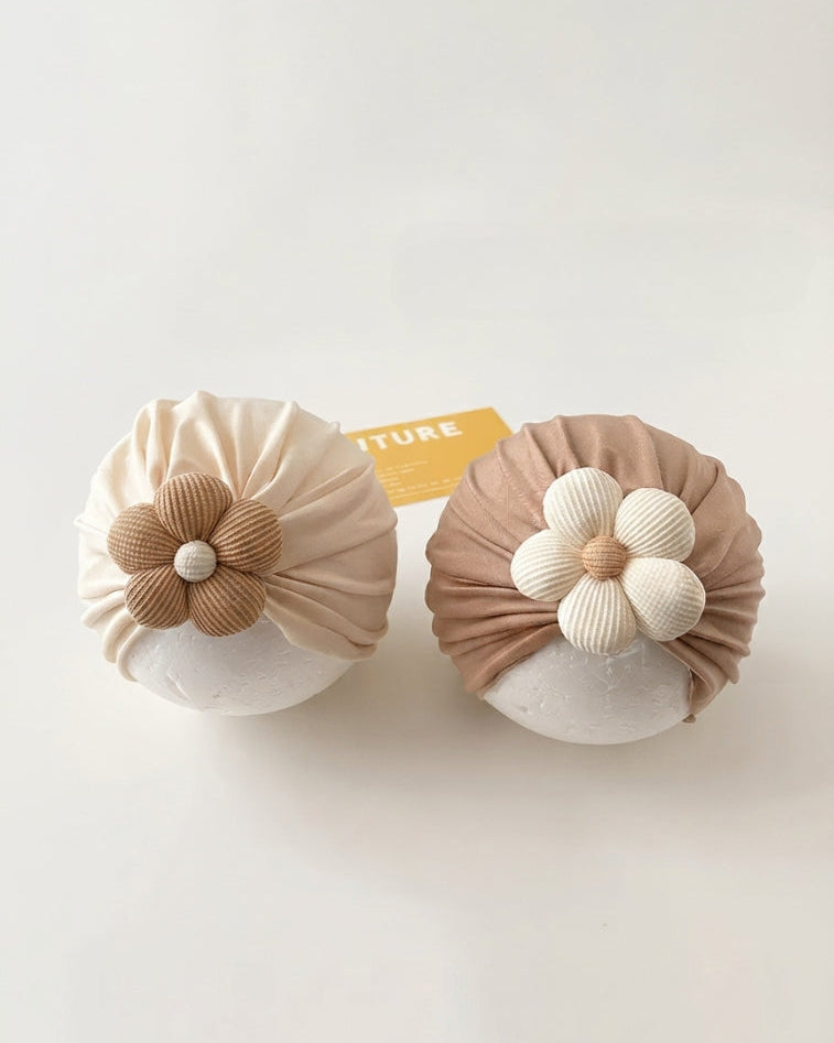 Set de calcetines y gorra para niñas con flores de tela