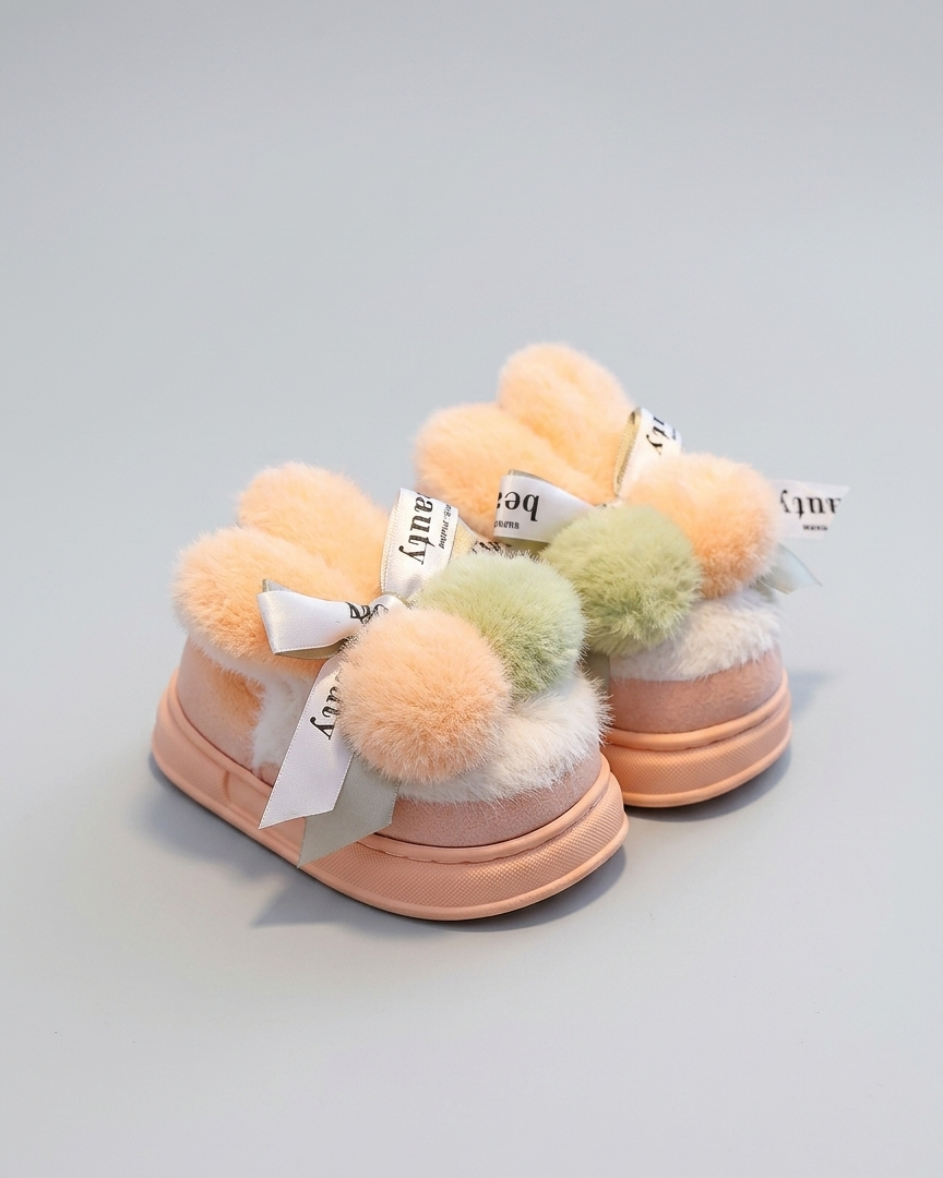 Pantuflas de invierno cálidas para niños con peluche suave y bolas de colores en España