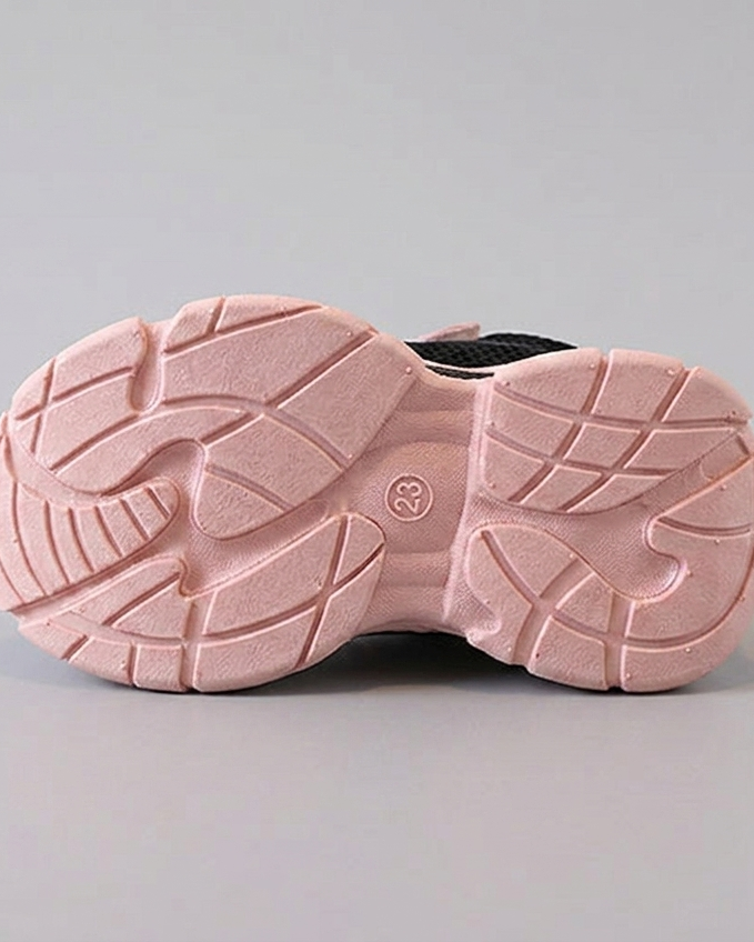 Zapato con diseño deportivo moderno en España
